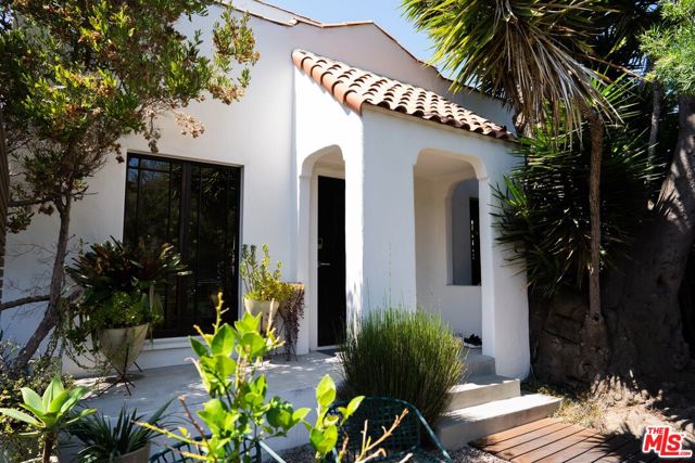 217 7th Avenue, Venice CA: https://media.crmls.org/mediaz/6cc6011c-2ab0-4f3e-80bc-73c911452bf0.jpg