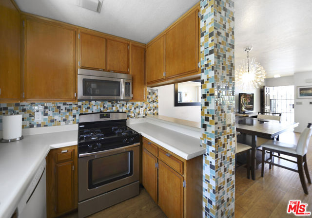 630 N Grand Avenue, Los Angeles CA: https://media.crmls.org/mediaz/6cc67e30-4156-4527-9452-12ed4dc7b847.jpg