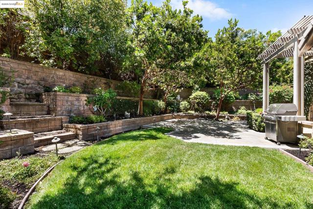 1101 Lafite Ct, Brentwood CA: https://media.crmls.org/mediaz/6cc697ef-7bb3-4382-8343-faa0d3101bf1.jpg