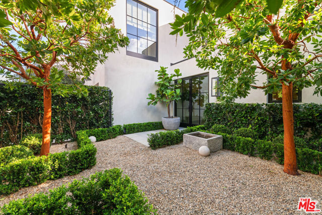 27218 Pacific Coast Highway, Malibu CA: https://media.crmls.org/mediaz/6cc6b916-0917-4cda-9534-8a235c8974a5.jpg