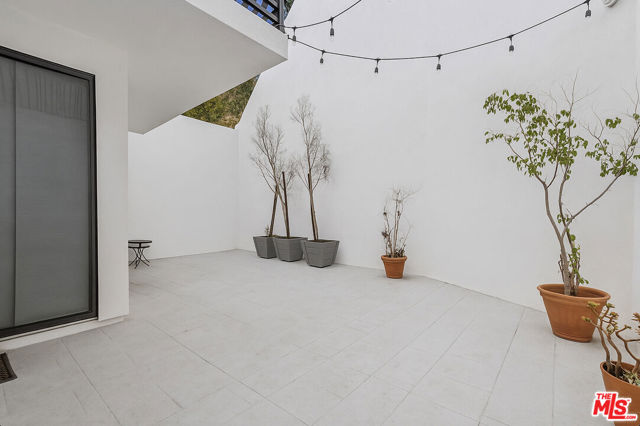 2646 Rinconia Drive, Los Angeles CA: https://media.crmls.org/mediaz/6cc727c1-8d34-442b-b8f4-a13293c2542d.jpg