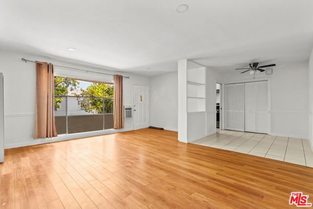 272 S Doheny Drive, Beverly Hills CA: https://media.crmls.org/mediaz/6cc72cc0-2a69-4749-ab21-0c0c8fc93946.jpg