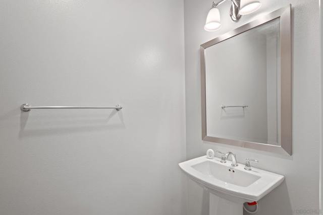 16206 Veridian Cir, San Diego CA: https://media.crmls.org/mediaz/6cc76038-6f17-4adb-ade8-9972dbdc1cce.jpg