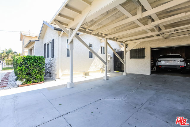 1656 S Rimpau Boulevard, Los Angeles CA: https://media.crmls.org/mediaz/6cc7c051-1c83-4712-ad46-aa3a03866d40.jpg