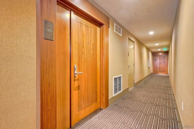 700 W Harbor Dr, San Diego CA: https://media.crmls.org/mediaz/6cc7e639-6387-47cf-a59e-165b5ce9fcc9.jpg