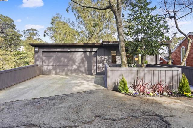 6425 Zinn Dr, Oakland CA: https://media.crmls.org/mediaz/6cc80c9c-a75c-4268-a8f7-8eab169a4808.jpg