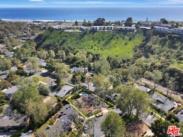 30612 Sicomoro Drive, Malibu CA: https://media.crmls.org/mediaz/6cc8a6a4-d4b6-4d19-892b-af5162f61871.jpg