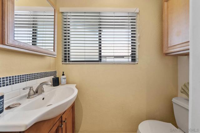2459 Caminito Ocean Cv, Cardiff by the Sea CA: https://media.crmls.org/mediaz/6cca81f7-8355-49af-babc-1e73b0e0e24d.jpg