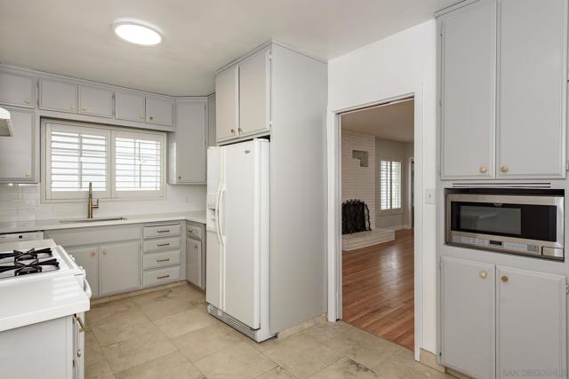2486 CALLE SERENA, San Diego CA: https://media.crmls.org/mediaz/6cca8cd0-283f-4f7c-a7d0-25053c51033e.jpg