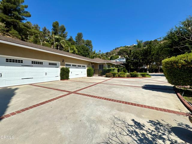 1535 Glenmont Drive, Glendale CA: https://media.crmls.org/mediaz/6ccae1d7-a75c-469c-9216-48d3c062f9b2.jpg