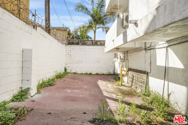 1820 S La Brea Avenue, Los Angeles CA: https://media.crmls.org/mediaz/6ccb1086-0d8d-4b2d-9218-a0abb22921cd.jpg