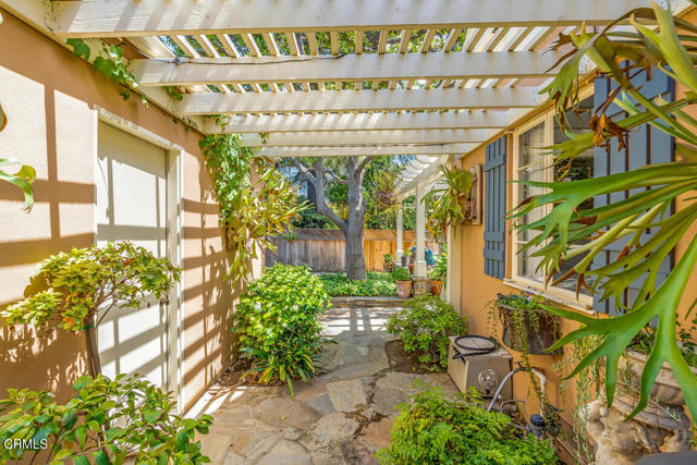 110 Glen Summer Road, Pasadena CA: https://media.crmls.org/mediaz/6ccc43ac-a07b-4ea4-a84b-10477317caa4.jpg