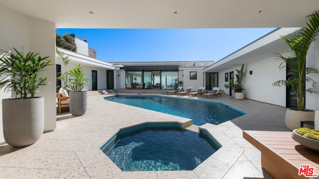31388 Broad Beach Road, Malibu CA: https://media.crmls.org/mediaz/6ccd8a95-8efd-47ed-88e5-16c828243474.jpg