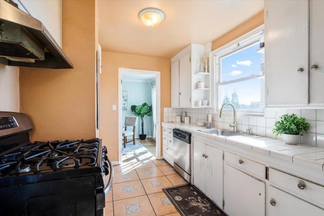 9401 Castlewood Street, Oakland CA: https://media.crmls.org/mediaz/6cce2767-fad9-4f1d-90ee-fffdb8a16ab5.jpg