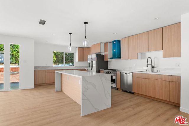 4800 Topeka Drive, Tarzana CA: https://media.crmls.org/mediaz/6cce7436-7dcb-4fce-8784-643192cd0a52.jpg