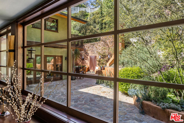 2669 Harlesden Court, Los Angeles CA: https://media.crmls.org/mediaz/6ccf8dcd-0b7b-4265-a0ab-f2cead8ac3e8.jpg