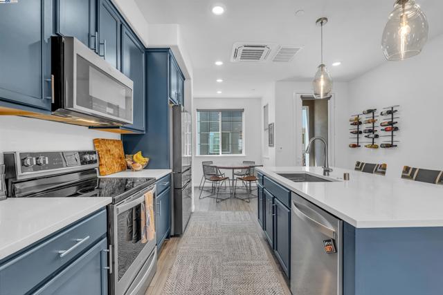 2866 Crusader st, Alameda CA: https://media.crmls.org/mediaz/6cd197fa-43ea-4909-8ae9-c42db4f9d25c.jpg