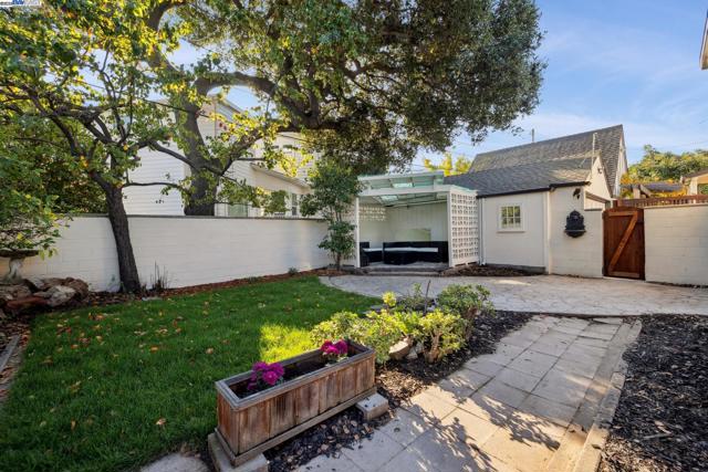 1728 Cambridge Dr, Alameda CA: https://media.crmls.org/mediaz/6cd1a61f-73c9-4614-b869-e05f1abd2a68.jpg