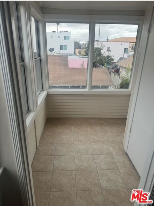 900 W 69th Street, Los Angeles CA: https://media.crmls.org/mediaz/6cd1ec69-97e2-41b9-b5ba-0fe7b85b3e8a.jpg