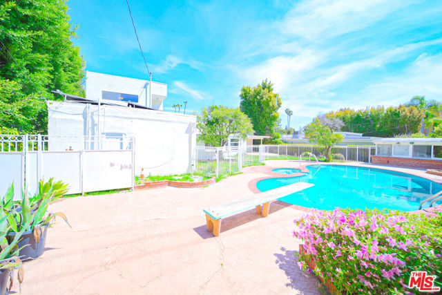 525 N Rexford Drive, Beverly Hills CA: https://media.crmls.org/mediaz/6cd1fb29-c733-4414-94d6-808badc3d2e9.jpg