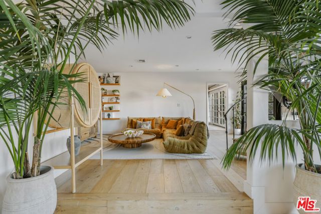3646 Sunswept Drive, Studio City CA: https://media.crmls.org/mediaz/6cd38838-2251-4987-b1f8-ba80f56acf11.jpg