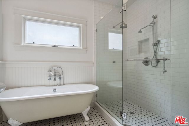 813 Crestmoore Place, Venice CA: https://media.crmls.org/mediaz/6cd39098-da96-49a9-b3b4-cca492a8796b.jpg