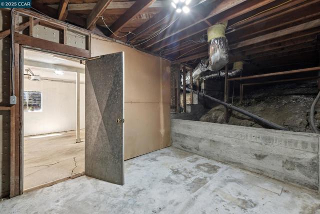 6653 Banning Dr, Oakland CA: https://media.crmls.org/mediaz/6cd5f874-52e6-496a-97b5-929034fb5e1c.jpg