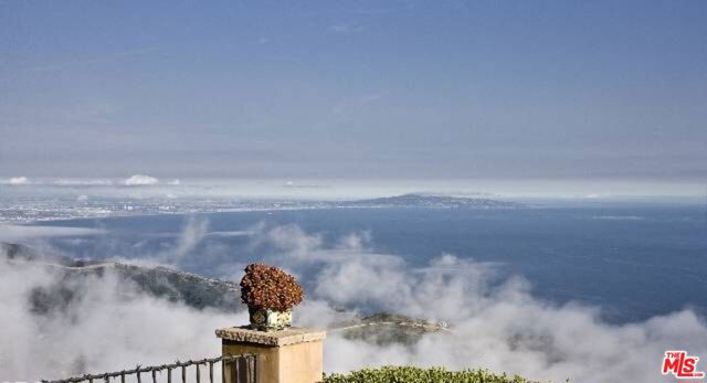 24734 W Saddle Peak Road, Malibu CA: https://media.crmls.org/mediaz/6cd63c21-b836-453b-a60a-2ce3bc63d486.jpg