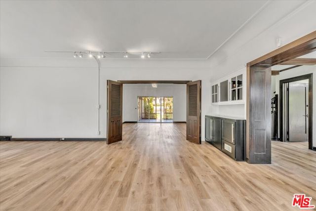 626 N Canon Drive, Beverly Hills CA: https://media.crmls.org/mediaz/6cd6496f-5d04-4c66-81ad-3312c7d3ab86.jpg