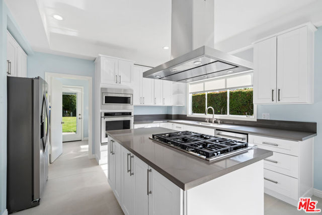 2332 Nottingham Avenue, Los Angeles CA: https://media.crmls.org/mediaz/6cd83d58-7c45-4d8b-8c20-15adbf8f59e4.jpg