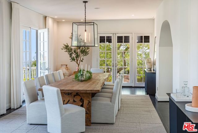 1600 Summitridge Drive, Beverly Hills CA: https://media.crmls.org/mediaz/6cd85f32-5584-464d-8d79-6c77a5dd61e9.jpg