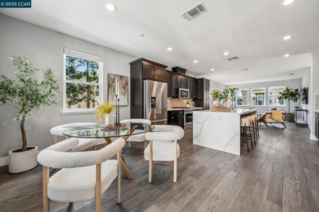 510 Ashton Way, Pleasant Hill CA: https://media.crmls.org/mediaz/6cd8e3bb-f6fd-4be1-b9a5-344c61b320be.jpg