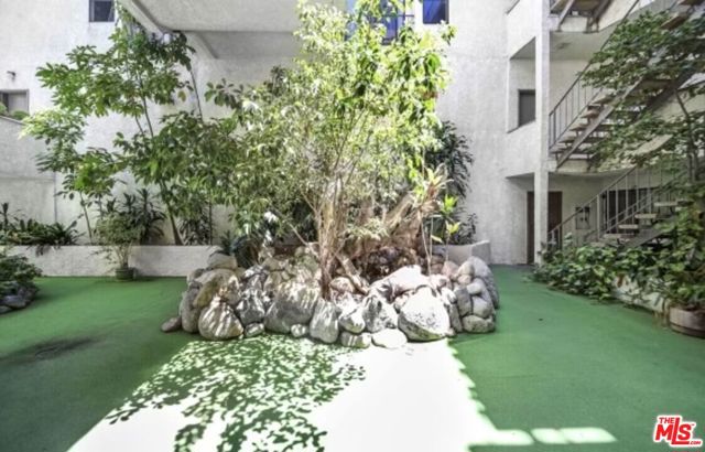 630 N Grand Avenue, Los Angeles CA: https://media.crmls.org/mediaz/6cd9f5d0-666e-41aa-a6d7-4e7191ef81ec.jpg