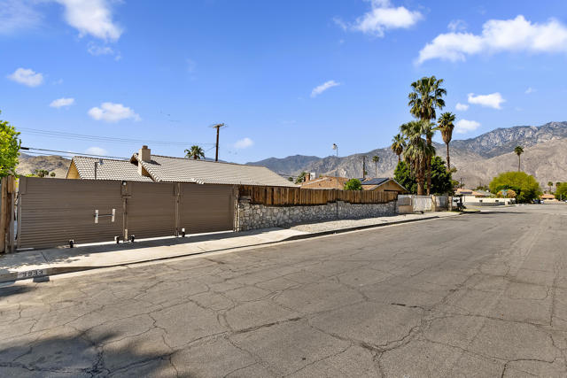 3933 E Calle San Antonio, Palm Springs CA: https://media.crmls.org/mediaz/6cd9f87c-9f76-4699-a537-a907583591a8.jpg