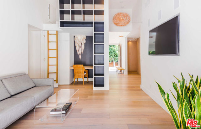 3279 LEDGEWOOD Drive, Los Angeles CA: https://media.crmls.org/mediaz/6cda06cb-1416-45cd-9abd-fb7be2ab5ac3.jpg