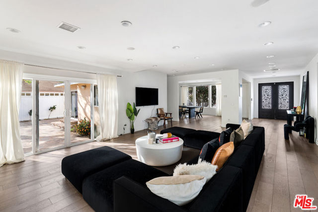 12504 Kling Street, Studio City CA: https://media.crmls.org/mediaz/6cdb351e-dc31-45ae-b568-60afece18468.jpg