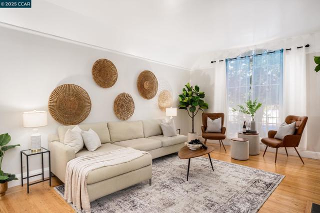 1019 Sir Francis Drake Blvd, San Anselmo CA: https://media.crmls.org/mediaz/6cdbaf23-5ac2-47d8-9869-71942b65b74d.jpg
