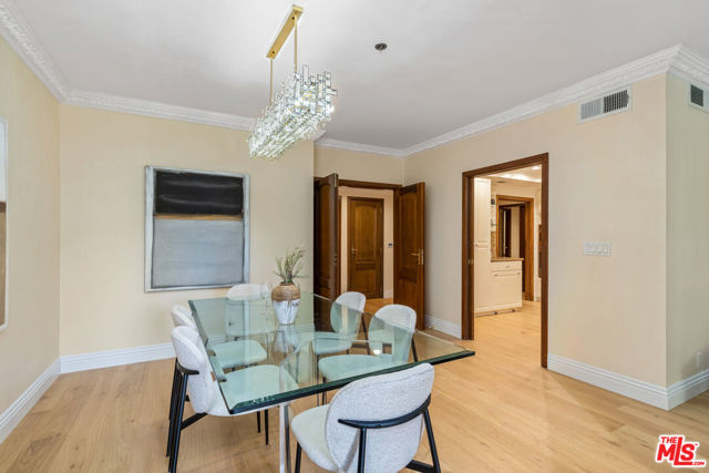 9249 Burton Way, Beverly Hills CA: https://media.crmls.org/mediaz/6cdbbfb1-1a8c-49b6-8c65-0383a60f7327.jpg