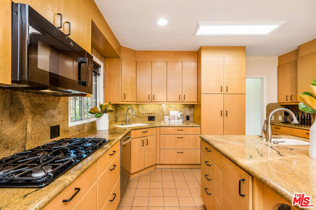 119 S Highland Avenue, Los Angeles CA: https://media.crmls.org/mediaz/6cdbd96b-15a8-4587-bd9a-0f51279a9e7a.jpg