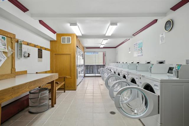 1321 Webster St, Alameda CA: https://media.crmls.org/mediaz/6cdc2f89-7ad7-450d-8c72-104795ed653d.jpg