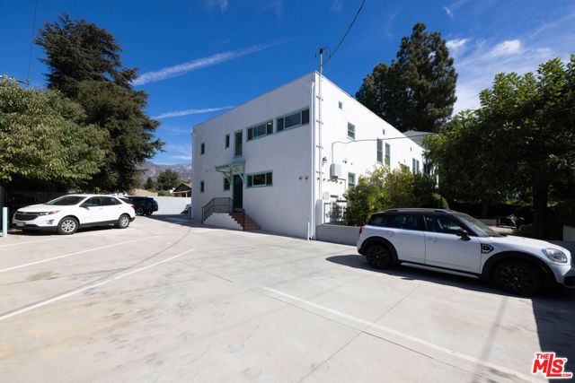 2191 El Sereno Avenue, Altadena CA: https://media.crmls.org/mediaz/6cddb351-361d-4af1-9029-e8191751ac8b.jpg