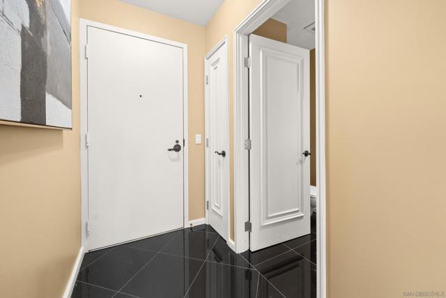 200 Harbor Dr, San Diego CA: https://media.crmls.org/mediaz/6cdee2a2-085b-49c4-80c3-d94fcaa87745.jpg