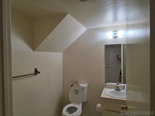 1332 LA TEMPRA CORTE, Chula Vista CA: https://media.crmls.org/mediaz/6cdf928e-92e9-44c3-b58e-d9fae56da6cf.jpg