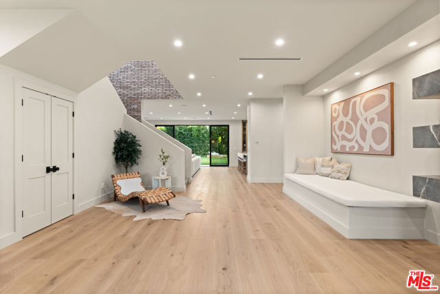 11746 La Maida Street, Valley Village CA: https://media.crmls.org/mediaz/6cdfafb3-adb7-46ce-b7de-020e18b7a199.jpg