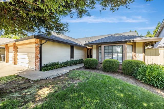 1070 Porter Dr, Roseville CA: https://media.crmls.org/mediaz/6ce028fc-9cba-4527-9752-291ee9c45158.jpg