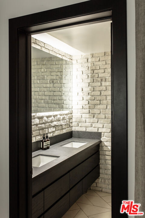 818 N Doheny Drive, West Hollywood CA: https://media.crmls.org/mediaz/6ce098ad-42eb-40eb-89d3-a7605d906db6.jpg