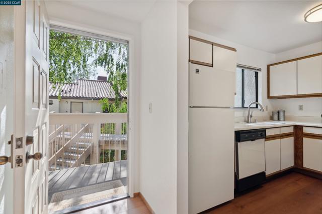 1731 S Villa Way, Walnut Creek CA: https://media.crmls.org/mediaz/6ce0bf81-b591-4f8d-a45d-2519c8b8d079.jpg