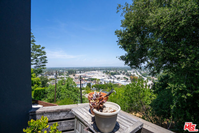 3865 Buena Park Drive, Studio City CA: https://media.crmls.org/mediaz/6ce1fb41-50de-452f-aacf-bddfa8a0487a.jpg