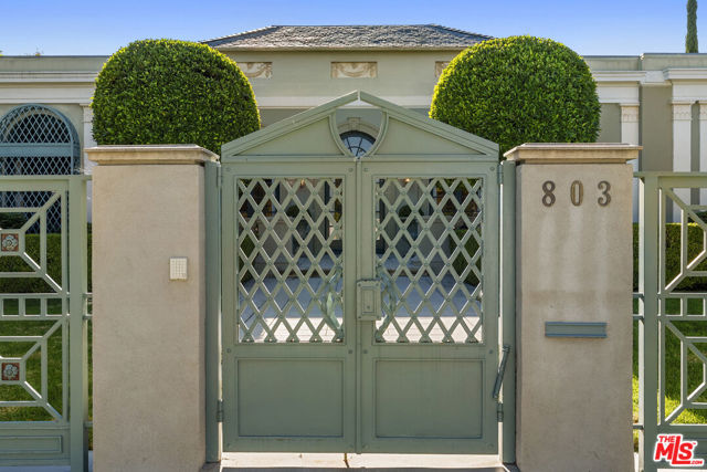 803 N Rexford Drive, Beverly Hills CA: https://media.crmls.org/mediaz/6ce32bff-3890-46fa-93a3-fb37ed7998c9.jpg