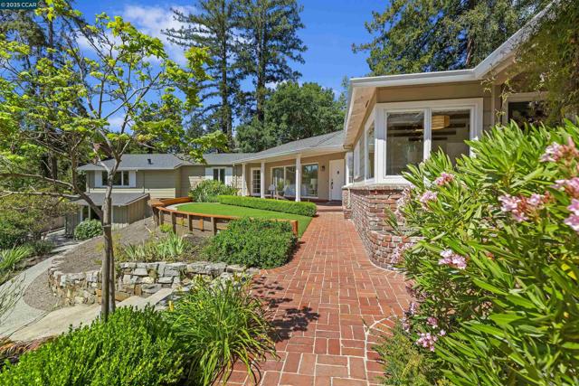 1087 Rahara Dr, Lafayette CA: https://media.crmls.org/mediaz/6ce350cc-3e53-4651-ba1f-02bbb0a0228d.jpg